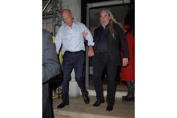 ...trinken. Die Bilder eines stark angetrunkenen Bruce, der aus dem exklusiven Club Annabel's torkelt, sorgten bereits für g...