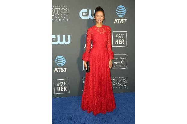 Genug von all dem Monochrom, dem Weiß und Grau – das dachte sich wohl 'Vampire Diaries'-Star Nina Dobrev, als sie sich in di...