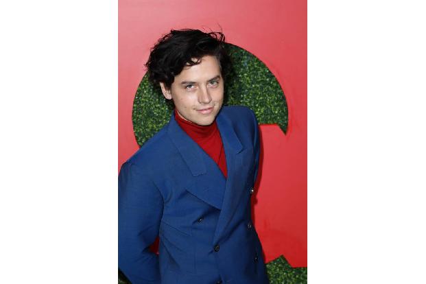 Kommt Ihnen dieses verschmitzte Grinsen bekannt vor? Exakt. Bei diesem jungen Herren handelt es sich um 'Riverdale'-Star Col...