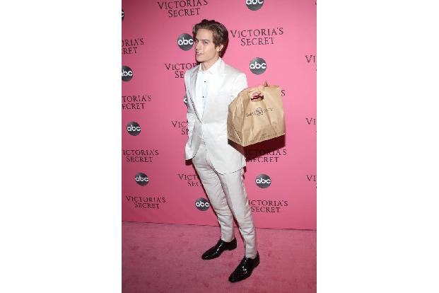 Dort schauspielerte er neben seinem Zwillings-Bruder Dylan, der ihm wie aus dem Gesicht geschnitten ist. Anders als Cole kon...