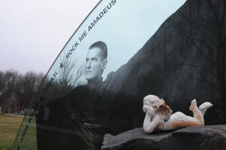 1998 starb Falco bei einem Autounfall. Insgesamt drei Alben erschienen nach seinem Tod, darunter 'Out of the Dark (Into the ...