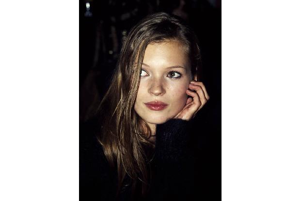 ...Katherine 'Kate' Ann Moss wuch in London auf. Mit zarten 14 Jahren wurde sie am Flughafen in New York von einem Model-Sco...