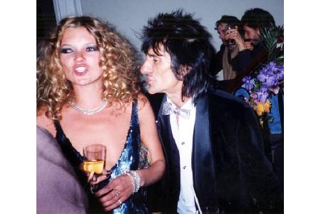...Kate vor allem in Clubs. Wilde Party-Nächte mit Rockstars wie dem 'The Rolling Stones'-Gitarristen Ron Wood, hier 2004 be...