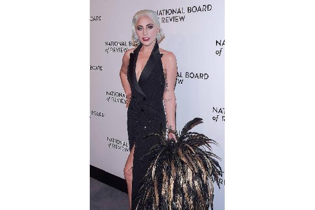 Bei manchen Stars kann man einfach nicht glauben, dass sie sich in der Öffentlichkeit nicht wohlfühlen. Doch Lady Gaga, so e...
