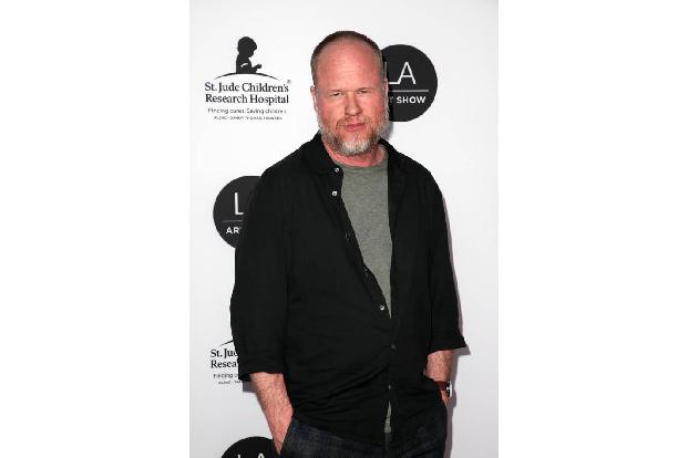 ...Joss Whedon kam auch vorbei. Die Zeit hat er: An einem KInofilm arbeitet er aktuell nicht, dafür plant er eine neue Scien...
