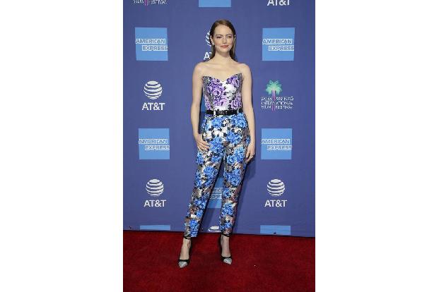 Schauen Sie sich einmal dieses fantastische Outfit an! Emma Stone begeisterte auf dem roten Teppich, als sie ihren neuen Fil...