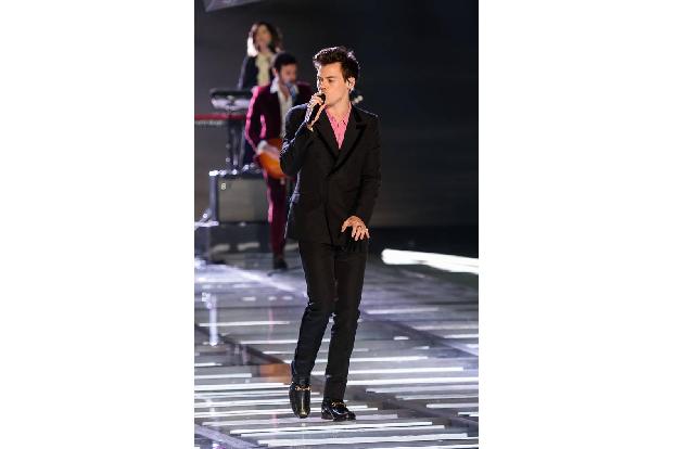 Alle lieben Harry Styles. Doch jetzt hat jemand alle Fans übertrumpft. Die Sänger Kelsy Karter ließ sich nämlich ein ganz be...