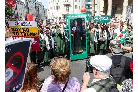 …wünschen sich nicht wenige, Oprah Winfrey würde selbst Präsidentin der USA werden. Auf dieser Anti-Trump-Demo in London 201...