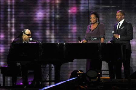 …Stevie Wonder zusammen mit Hollywoodstar Jamie Foxx: Wo Oprah steht und geht, sind ihre Promi-Kollegen nicht weit. Und so…