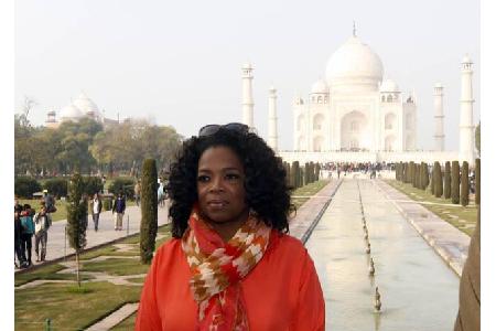 …steht die Queen of All Media weiterhin im Zentrum der Aufmerksamkeit – mit 65 meistert sie das natürlich mit Links, egal wo...