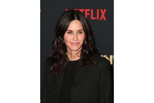 Eine, die sich offenbar auch mit jüngeren Menschen bestens versteht, ist: Courteney Cox. Eigentlich kennt man die Schauspiel...