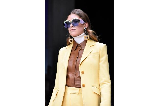 ...gekonnt über den Laufsteg lief und die neuen Entwürfe von Riani präsentierte. Paulina war mit dem Modeln so beschäftigt, ...