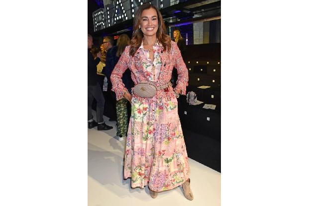 ...Jana Ina Zarella, deren Kleid aus der Zeit gefallen zu sein schien. Das muss nicht unbedingt schlecht sein, und bei Janas...