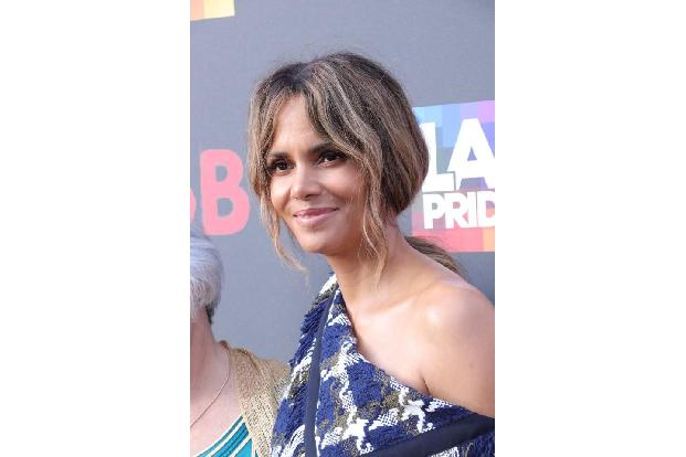 ...Halle Berry war es der Vater, der seiner Tochter Probleme bereitete, denn der Erzeuger der Darstellerin war Alkoholiker u...