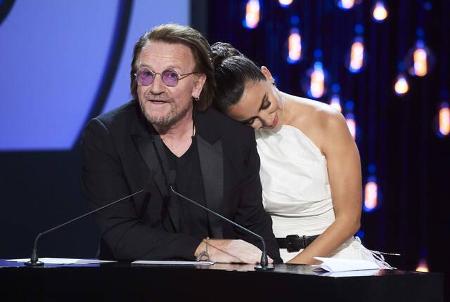 ...europäischen Kinos hielt niemand Geringerer als U2-Musiker Bono, der sich mit seiner Showbusiness-Kollegin offensichtlich...