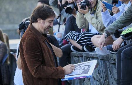 ...Javier Bardem anreiste und gleich fleißig Autogramme schreiben und Selfies mit Fans schießen musste. Er unterstützte nich...