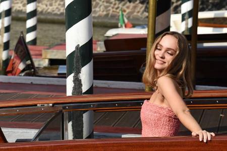 Wer lässt es sich denn da auf dem Luxusboot in Venedig gut gehen? Bei der brünetten Schönheit handelt es sich natürlich um n...