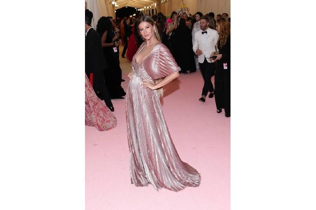 Gisele Bündchen versuchte noch, durch Plissee etwas Bewegung in ihr Samtkleid zu kriegen. Das ist ihr leider nur teilweise g...