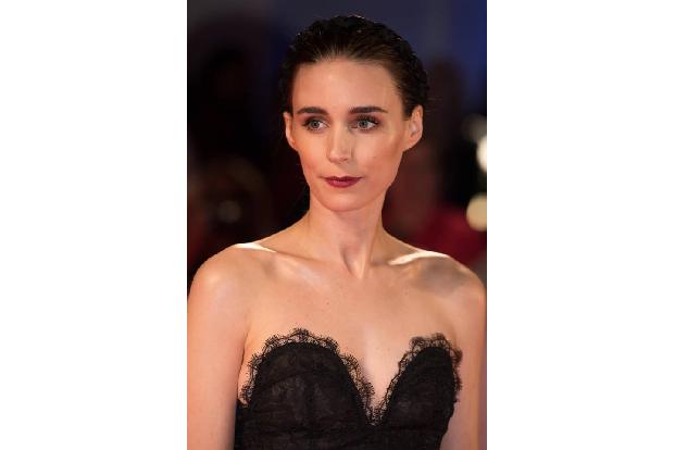 ...Freundin Rooney Mara war natürlich an der Seite ihres Liebsten und präsentierte sich in einem geschmackvollen schwarzen K...