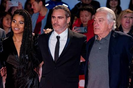 ...Robert De Niro angereist (hier neben Joaquin und Zazie Beetz), der eine kleine Rolle im 'Joker' übernommen hat - was nur ...