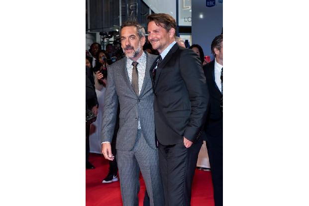 ...Bradley Cooper hin. Dass er mit 'Joker'-Regisseur Todd Phillips posierte, erklärt sich aber durch die gemeinsame Arbeit d...