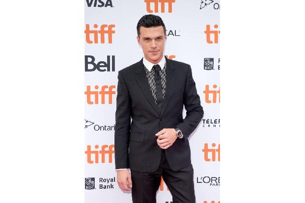 ...falsche Nase tragen, die Renée auch prompt beim Filmkuss mit Finn Wittrock abgefallen ist. Der smarte Jungschauspieler mi...