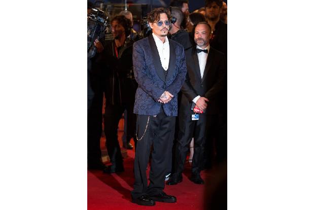 ...Johnny Depps neuer Film - ein Independentfilm namens 'Waiting for the Barbarians', der auf dem gleichnamigen, komplexen R...