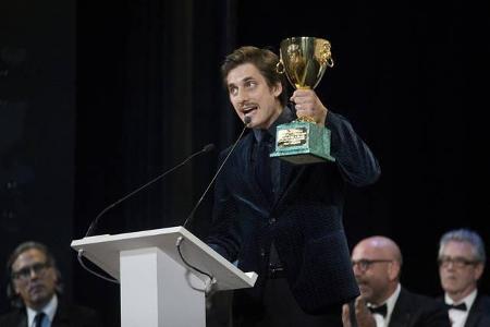 ...den besten Schauspieler ging an Luca Marinelli für seine Hauptrolle in dem italienischen Melodram 'Martin Eden', während ...