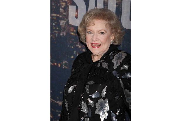 ...sieht es auch 'Golden Girls'-Star Betty White. Sie ist mittlerweile 97 Jahre alt und stellte neugierigen Reportern die Fr...