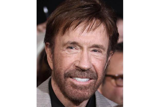 ...Chuck Norris würde ohne Waffe als Actionstar natürlich nicht ernst genommen werden. Er besitzt gleich mehrere und hat sic...