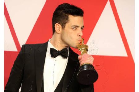 Zu den schönsten Award-Kussfotos gehört dieses: Freddie-Mercury-Darsteller Rami Malek küsst seinen Oscar voller Stolz. 'Bohe...