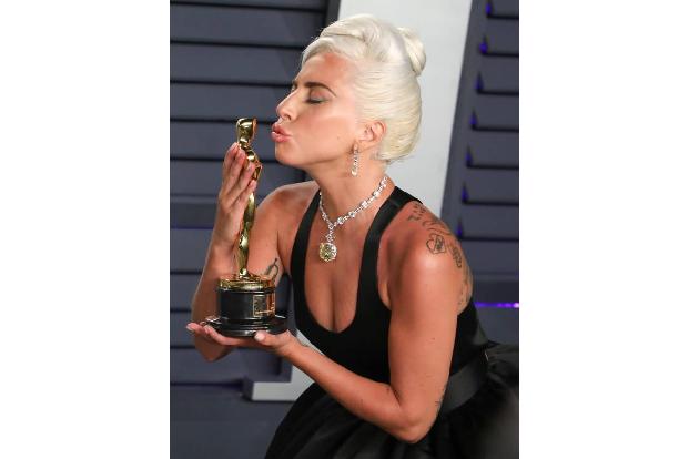 Lady Gaga dagegen liebkoste ihren Goldjungen beinahe liebevoll. Den Award gewann sie für den besten Song, da passte ein weni...