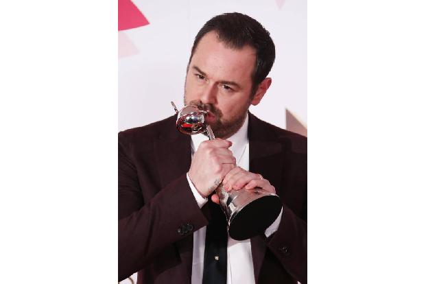 Wesentlich angestrengter sieht 'East Enders'-Star Danny Dyer beim Küssen seines Preises aus. Wahrscheinlich hat er einfach z...
