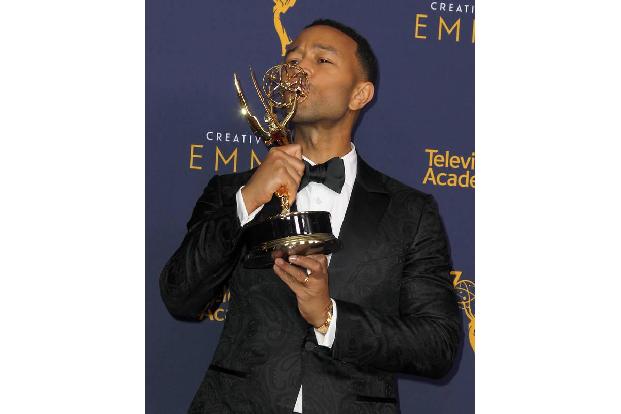 Viel cooler sieht die Geste bei Sänger John Legend auf den Creative Arts Emmy Awards 2018 aus – der Preis scheint aber auch ...
