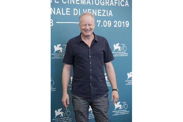 ...Stellan Skarsgard, obwohl sein Film alles andere war als zum Grinsen. 'The Painted Bird' erzählt über drei Stunden in sch...