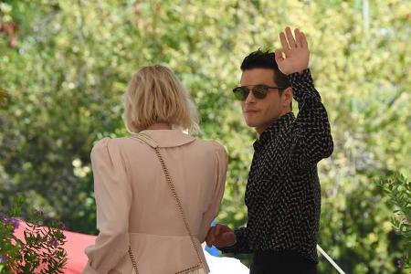 ...Rami Malek in Venedig beobachtet - und wer ist denn die Frau an seiner Seite, die den Paparazzi den Rücken zuwendet? Dabe...
