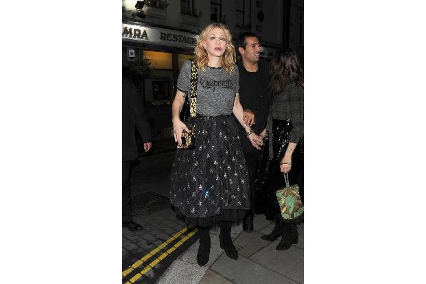Wenn das Slogan-Shirt wie die Faust aufs Auge zu seiner Trägerin passt: Rockröhre Courtney Love und die Botschaft 