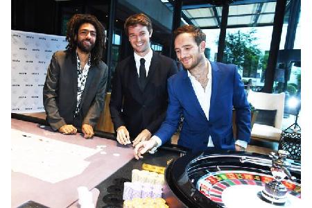 ...Noah Becker und Frederick Lau bei der Skruf Gambling Night eine Runde Black Jack und Roulette im weltberühmten Spielcasin...