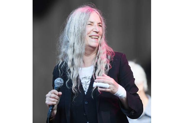 Gerade hat Saint Laurent angekündigt, Altrockerin Patti Smith zum Gesicht seiner Frühlingskampagne 2020 zu küren. Doppelt un...