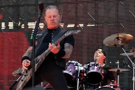 Die Metal-Könige von Metallica mischen ebenfalls im Model-Business mit: Die Band warf sich einst für das italienische Label ...