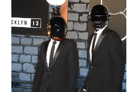 Ihre Gesichter mag man zwar nie sehen, doch für eine stylische Kampagne für Saint Laurent kamen Daft Punk gerade im rechten ...