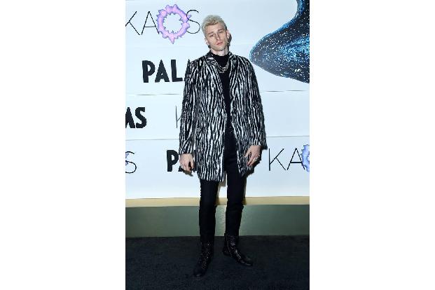 Rapper Machine Gun Kelly erschien bereits auf dem Cover der italienischen Vogue und modelte für Designer John Varvatos. Auch...