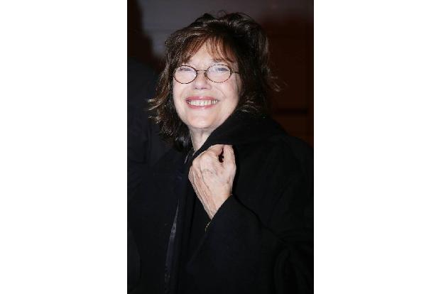So zierte auch Jane Birkin die 'Le Smoking'-Kampagne von Saint Laurent im Jahr 2016. Damals war die britische Sängerin und S...