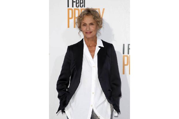 ...Lauren Hutton, die mit ihren 75 Jahren auf dem Haute-Couture-Laufsteg von Valentino in Paris allen die Show stahl. Drei J...