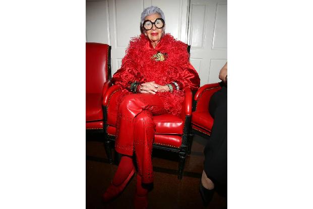 Die älteste Dame im Bunde ist aber Stil-Ikone Iris Apfel, die auch mit 97 noch noch regelmäßig abgelichtet wird. Erst zu Beg...