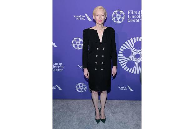 …besuchte Hollywood-Genie Tilda Swinton die Gala der Film Society of Lincoln Center in NYC. Wäre der tiefe Ausschnitt nicht,...