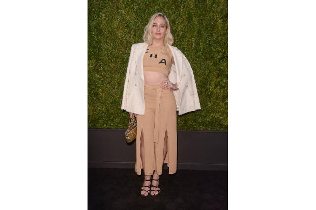 …Schauspielerin Jemima Kirke in Szene – nur wählte sie grundsätzlich helle Farben, was nach so vielen Black-Looks zu einem e...