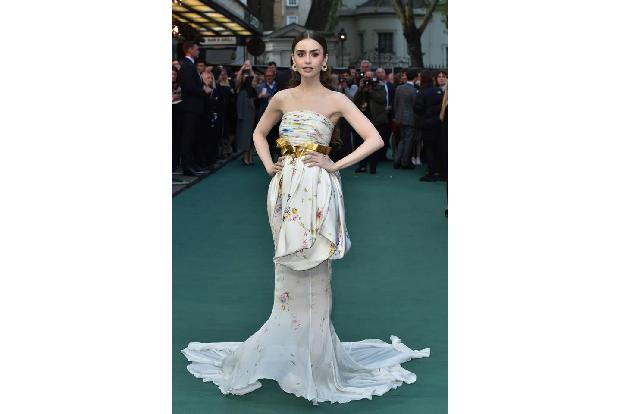 …Jungstar Lily Collins vor! In ihrem frühlingshaften Outfit von Giambattista Valli veredelte sie die Premiere des Films 'Tol...