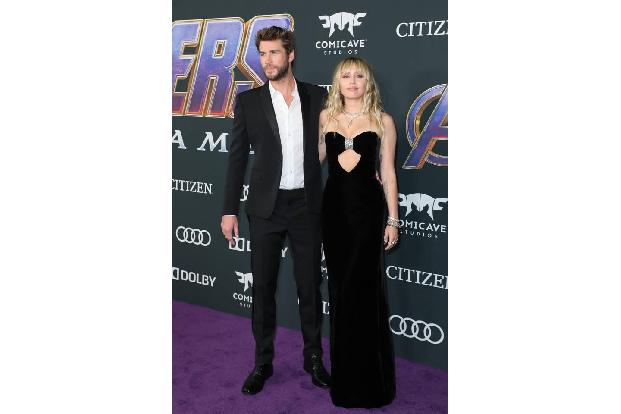 ...in Gestalt seines Bruders Liam Hemsworth und dessen Frau Miley Cyrus mit, während...