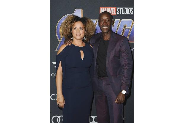 ...Don Cheadle alias War Machine hatte keine Lust, allein auf dem roten Teppich herumzustehen und brachte seine Frau Bridgid...